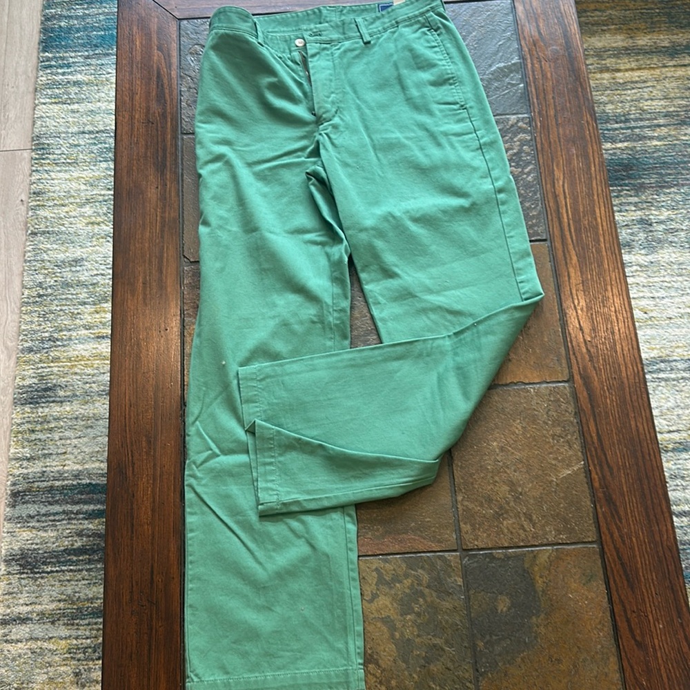 Like new, 32 x 32 green vineyard vines pants